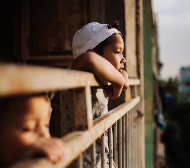 Child learning with a tablet in a rural area, reflecting the transformative impact of digital education promoted by the CADED foundation to close gaps and build a just future.