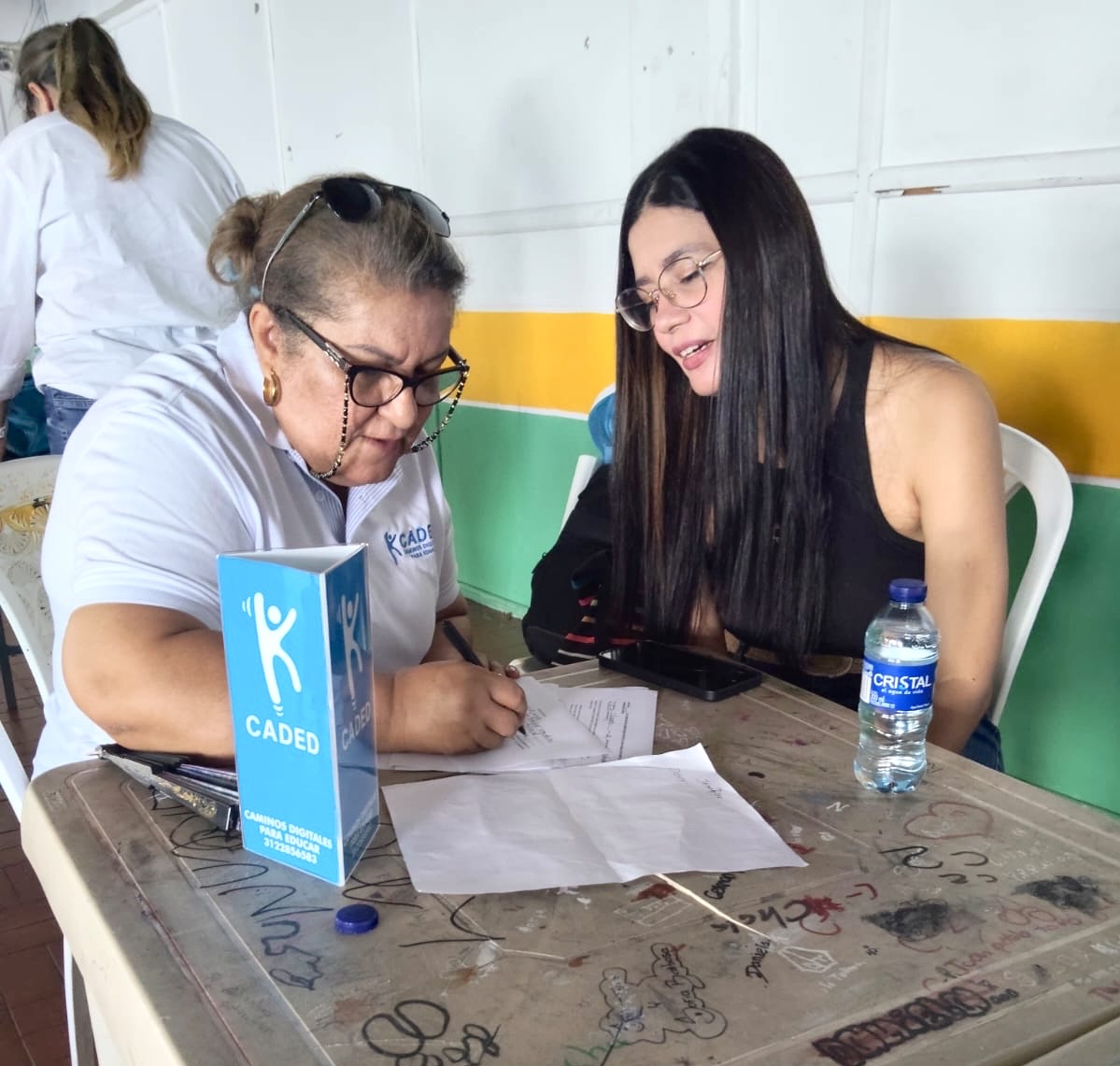 Niñas en una comunidad rural observando con atención, representando el compromiso de la fundación CADED por llevar educación y tecnología a la infancia vulnerable.